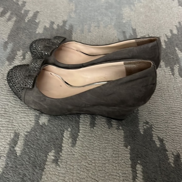 Jessica Simpson gray sparkle front with bows suede slip on heels size 7 - Picture 4 of 7